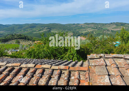 Vue de la région du Chianti en Italie centrale à partir d'un toit en terre cuite ancienne Banque D'Images