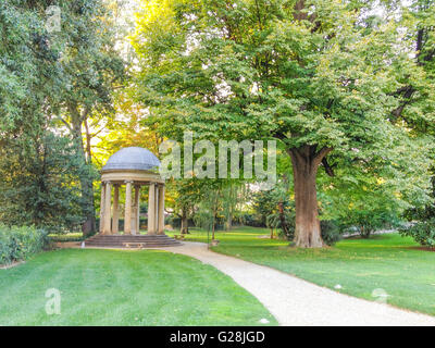 Parc avec une très vieille structure dôme avec des colonnes doriques et le chemin Banque D'Images