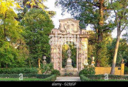 Park à Florence, Italie avec des surround sculpture par une zone boisée, Banque D'Images