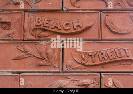 Street sign créé en briques en terre cuite dans la façade d'un immeuble de New York, Beach Street, New York City Banque D'Images