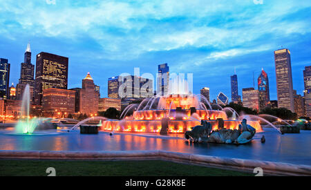 Horizon de Chicago et Buckingham Fountain at Dusk Banque D'Images