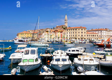 Bateaux amarrés dans le port de ville de Rovinj, dominé par les bâtiments colorés de la vieille ville de Rovinj, Istrie, Croatie Banque D'Images