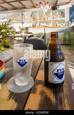 La bière et le verre fixe Grec sur une table dans un bar en Grèce Banque D'Images