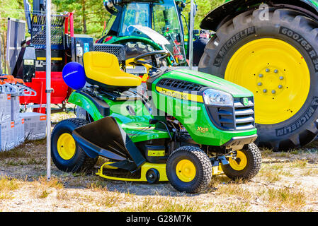 Emmaboda, Suède - Mai 13, 2016 : et le tracteur (Skog och traktor) juste. John Deere X105 pelouse tracteur avec tondeuse et tr Banque D'Images