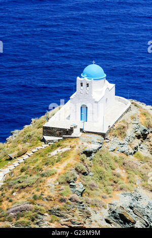 L'église au dôme bleu blanchis des sept martyrs, l'île de Sifnos, Grèce Banque D'Images