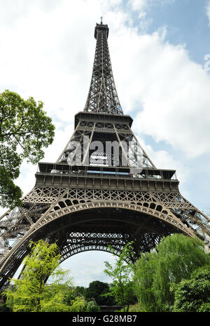 La Tour Eiffel tourné à partir de ci-dessous. Banque D'Images