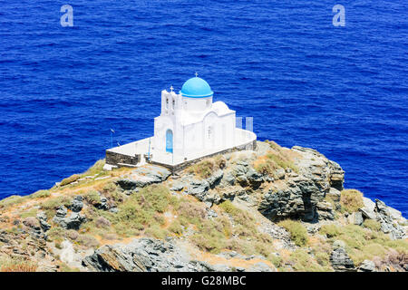 L'église au dôme bleu blanchis des sept martyrs, l'île de Sifnos, Grèce Banque D'Images