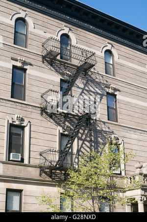 Metal fire escape avec ombre apartment building, Park Slope, Brooklyn, New York, USA Banque D'Images