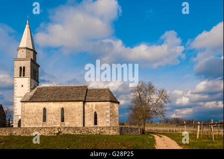 La Slovénie Litorale e - Carso Carso Sloveno Via del Vino Kriz la Chiesa della Santa Croce del XV SEcolo| Slovénie Côte et Karst - Karst de la Slovénie -Vins Cours -l'église de la Sainte Croix du xve siècle Banque D'Images