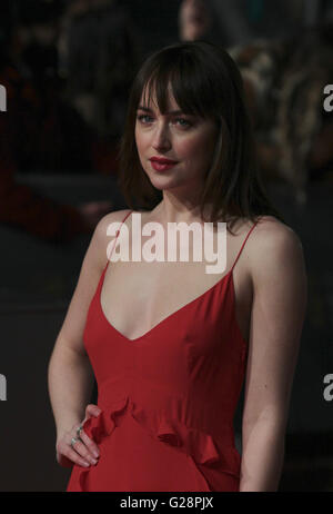 Londres - DEC 14, 2016 : Dakota Johnson assiste à la BAFTA EE British Academy Film Awards au Royal Opera House le Feb 14, 2016 à Londres Banque D'Images