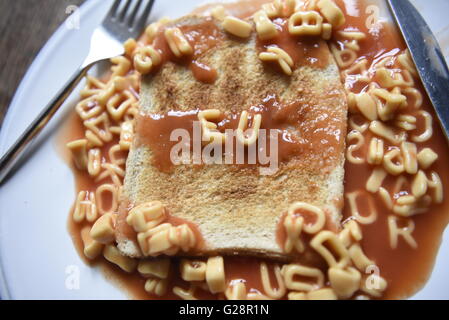 Concept pour un référendum libre dans les enfants de pâtes alphabet sur toast Banque D'Images