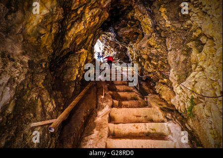 La Slovénie et la côte du château de Predjama Kars -escaliers dans le mur rocheux menant à un point où vous voyez le paysage environnant Banque D'Images