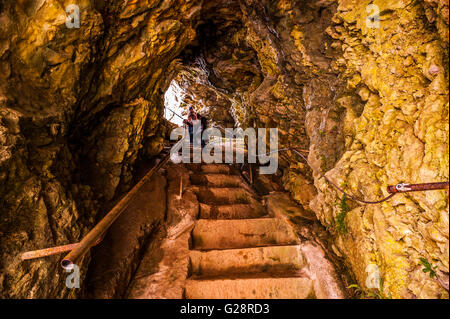 La Slovénie et la côte du château de Predjama Kars -escaliers dans le mur rocheux menant à un point où vous voyez le paysage environnant Banque D'Images