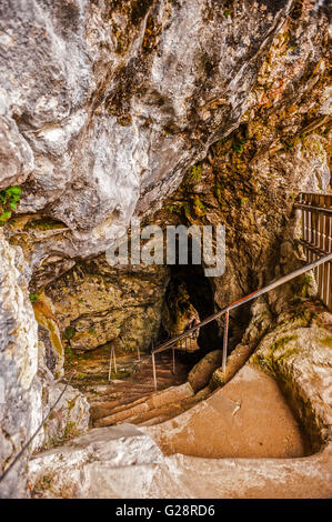 La Slovénie et la côte du château de Predjama Kars -escaliers dans le mur rocheux menant à un point où vous voyez le paysage environnant Banque D'Images
