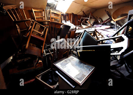 Chaises anciennes stockées dans un grenier d'une boutique Banque D'Images