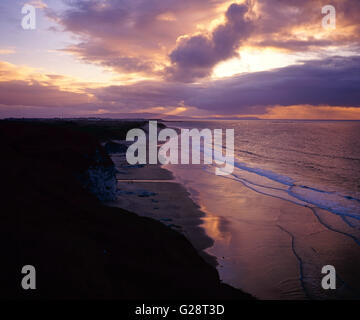 Coucher de soleil sur la baie de Whiterock, Nord côte d'Antrim, en Irlande du Nord Banque D'Images