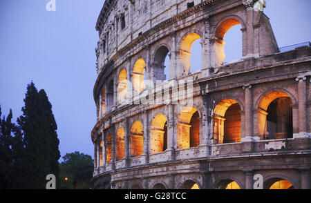 Rome, Italie. Colisée illuminé à la tombée de la copie avec l'espace sur la gauche Banque D'Images