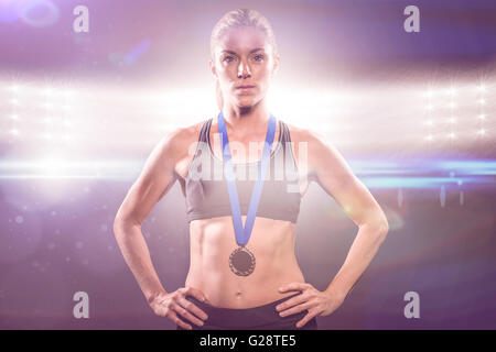 Image composite de l'athlète posant avec médaille d'or autour du cou Banque D'Images