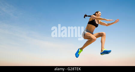 Image composite de sporty woman jumping Banque D'Images