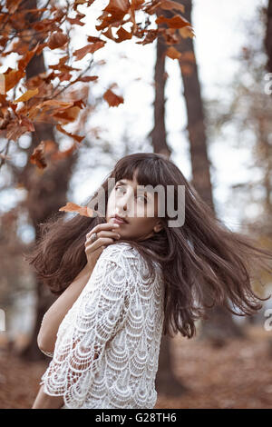 Young woman holding autumn leaf Banque D'Images