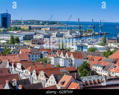 Grues sur le port, vu de la plate-forme de St Georgen Eglise, Wismar, Allemagne. Banque D'Images