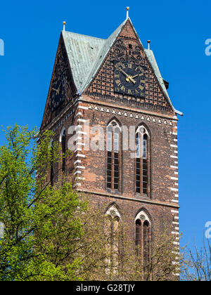Tour de l'église Sainte Marie, toujours en ruine à gauche après la seconde guerre mondiale, Wismar, Allemagne Banque D'Images