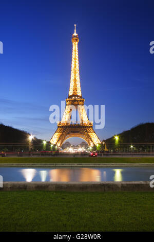 PARIS - le 22 octobre : Tour Eiffel lumière au crépuscule vu de Champ de Mars le 22 octobre 2011 à Paris, France. La Tour Eiffel Banque D'Images