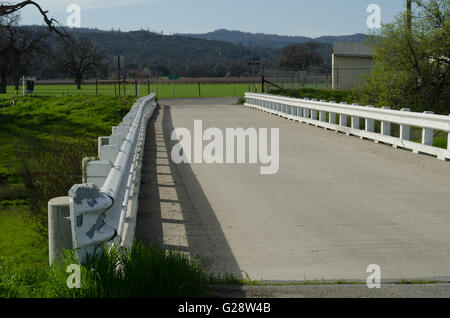 Ce pont près de Parkfield, CA, traverse la faille de San Andreas. Le pont est tordu à la tremblements précédent et le mouvement. Banque D'Images