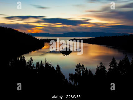 Un matin, lever du soleil à Emerald Bay, qui fait partie du lac Tahoe en Californie sur le côté. Banque D'Images