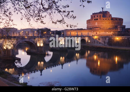 Castel Sant'Angelo à Rome, en Italie, au crépuscule Banque D'Images