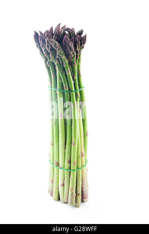 Gerbe d'asperges sur un fond blanc Banque D'Images