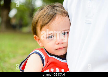 Enfant pleurer sur l'épaule de papa Banque D'Images