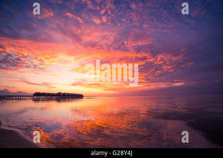 Incroyable coucher du soleil plage aux Maldives. Concept d'arrière-plan Banque D'Images