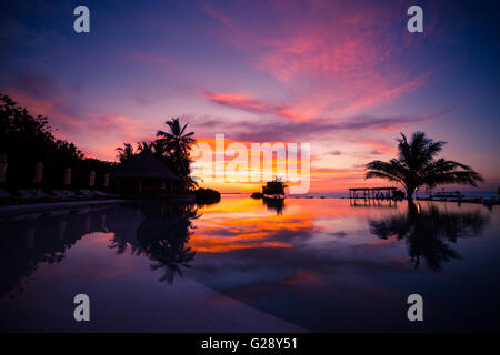 Incroyable coucher du soleil plage aux Maldives. Concept d'arrière-plan Banque D'Images