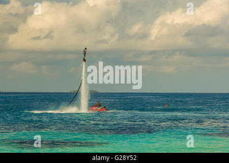 Silhouette d'un fly board rider en mer Banque D'Images