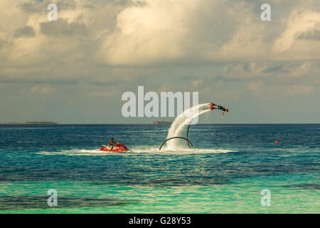 Silhouette d'un fly board rider en mer Banque D'Images