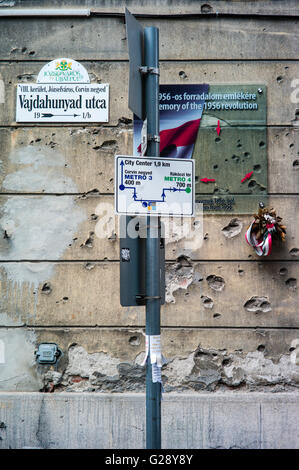 Une plaque commémorative et trous de balle dans le mur me rappelle la révolution hongroise contre la dictature communiste en 1956. Banque D'Images