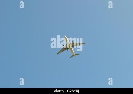 Grand vol d'un avion de passagers dans le ciel bleu Banque D'Images