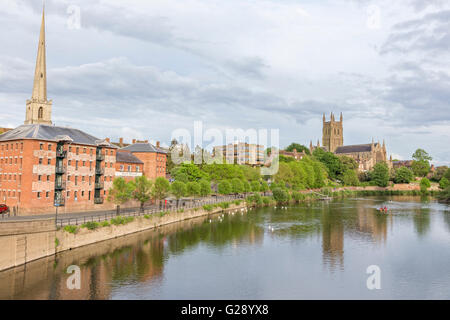 Lumière du soir sur la cathédrale, Riverside à Worcester sur la rivière Severn, Worcestershire, Angleterre, RU Banque D'Images
