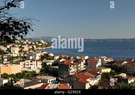 Vue sur la montagne de Podgora sur la mer Adriatique et les îles en arrière-plan. La Croatie Banque D'Images