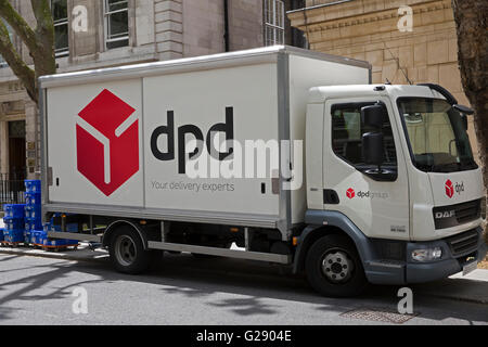 Livraison de colis DPD camion stationné à Bloomsbury Street Londres Banque D'Images