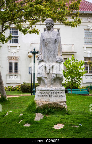 Le monument de Gabriela Mistral le Musée d'archéologie à Vina del Mar, Chili, Amérique du Sud. Banque D'Images