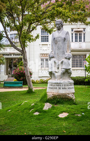 Le monument de Gabriela Mistral le Musée d'archéologie à Vina del Mar, Chili, Amérique du Sud. Banque D'Images