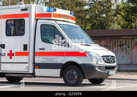 ALTENTREPTOW / ALLEMAGNE - 1. Mai 2016 : véhicule d'ambulance d'urgence allemand se dresse sur la rue à altentreptow sur mai 2016. Banque D'Images