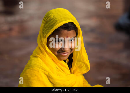 L'Inde, avril 2016 - Indian girl sur les bords du Gange pendant la festival Kumbh Mela à Haridwar Banque D'Images