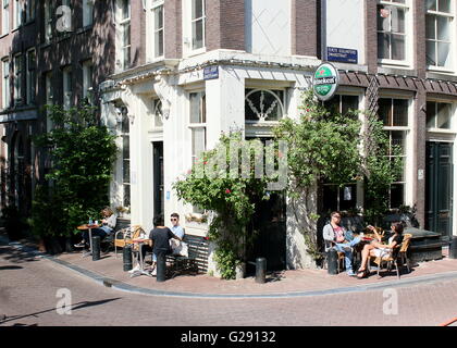 Terrasse printemps au Café 't la société Smalle Drinken, Egelantiersgracht canal, le centre-ville d'Amsterdam, Jordaan, Pays-Bas Banque D'Images