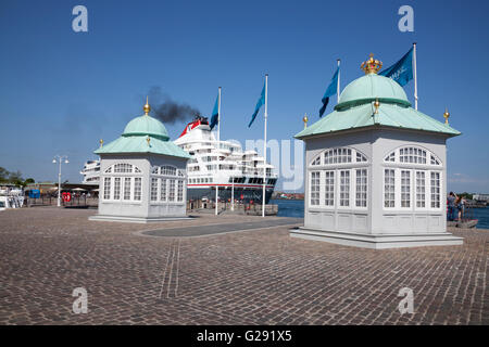 Mme Braemar de Fred. Olsen Cruise Lines derrière les deux anciens pavillons de réception royale à Toldboden, l'ancienne douane, dans le port de Copenhague Banque D'Images