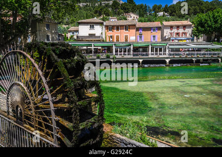 Village typique du sud de la France, Fontaine de Vaucluse, Provence Banque D'Images