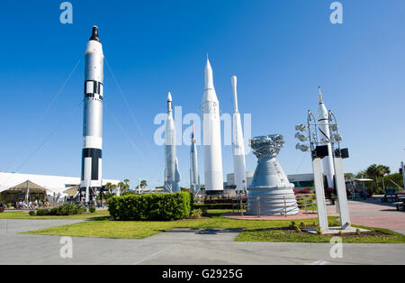 Plusieurs roquettes sont exposées dans le jardin de la fusée de complexe des visiteurs du Centre spatial Kennedy. Banque D'Images