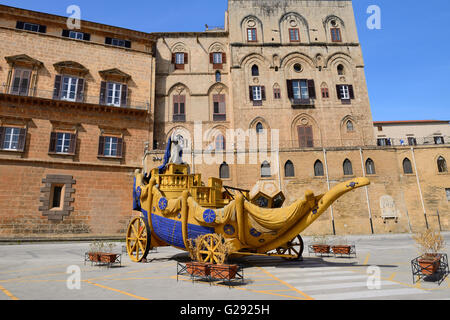 Panier Festival de Santa Rosalia, patronne de la ville, en face du Palazzo dei Normanni à Palerme, Sicile, Italie Banque D'Images